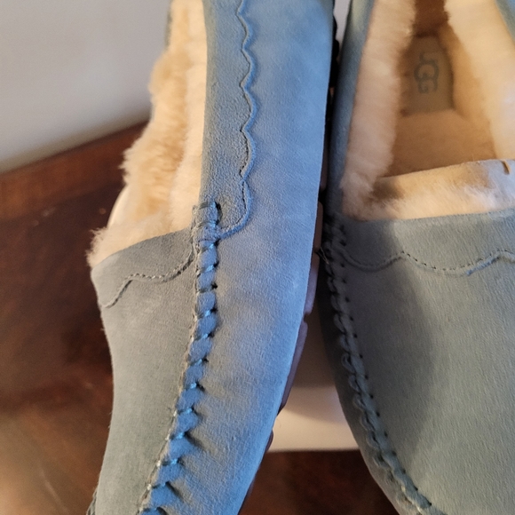 💕💕Ugg scalloped moccasins - Picture 2 of 4